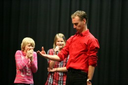 Leerlingen spelen mee.