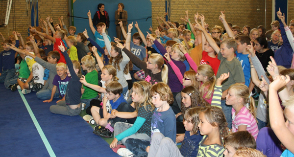 Leerlingen denken mee in een interactieve voorstelling op de basisschool