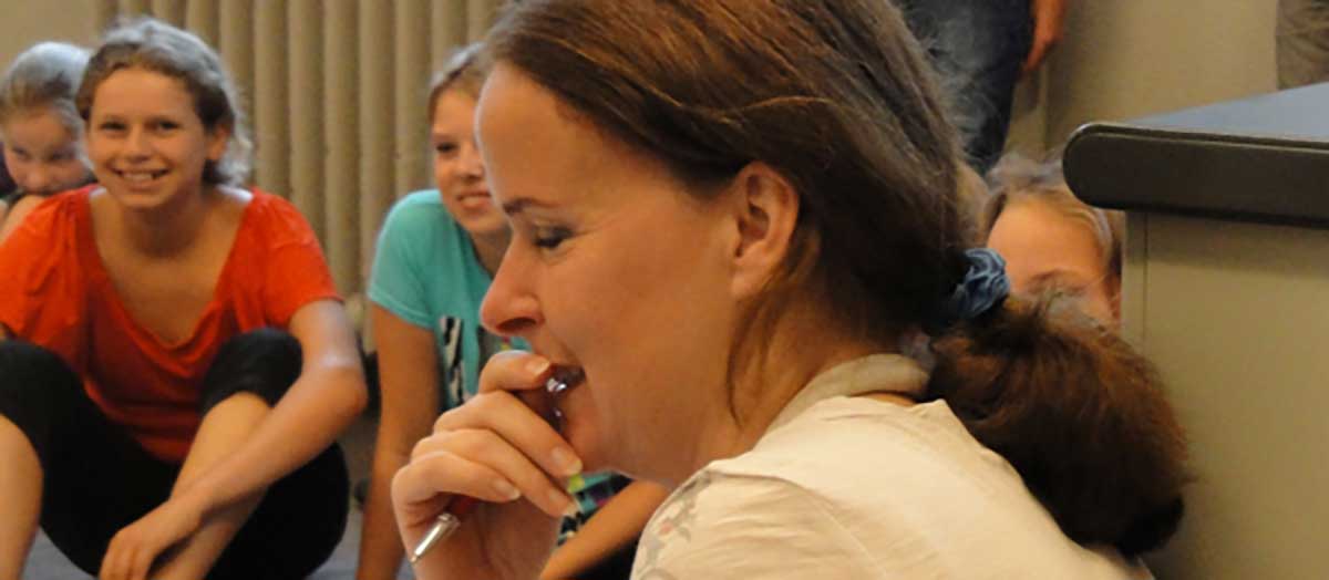 Workshopdocent van The Big Mo geeft uitleg tijdens CKV theaterles op middelbare school