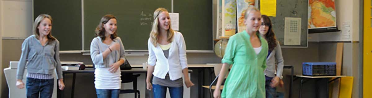 VO-leerlingen reageren enthousiast op improvisatiespel in workshop bij geslaagde CKV cultuurdag