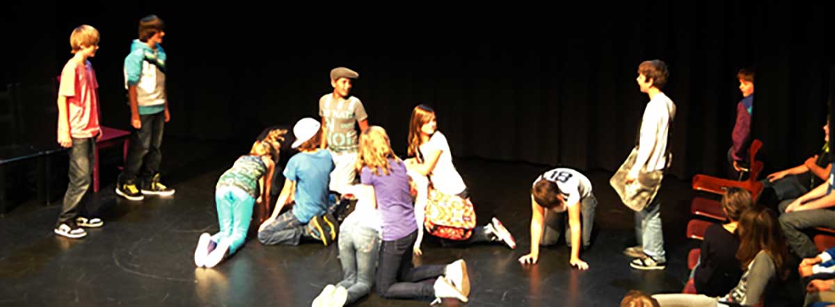 Leerlingen uit het voortgezet onderwijs geven een presentatie na improvisatieworkshop van The Big Mo