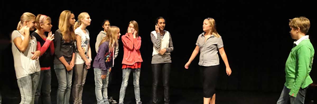 Leerlingen uit het voortgezet onderwijs doen actief mee aan improvisatieworkshop van The Big Mo bij cultuurdag