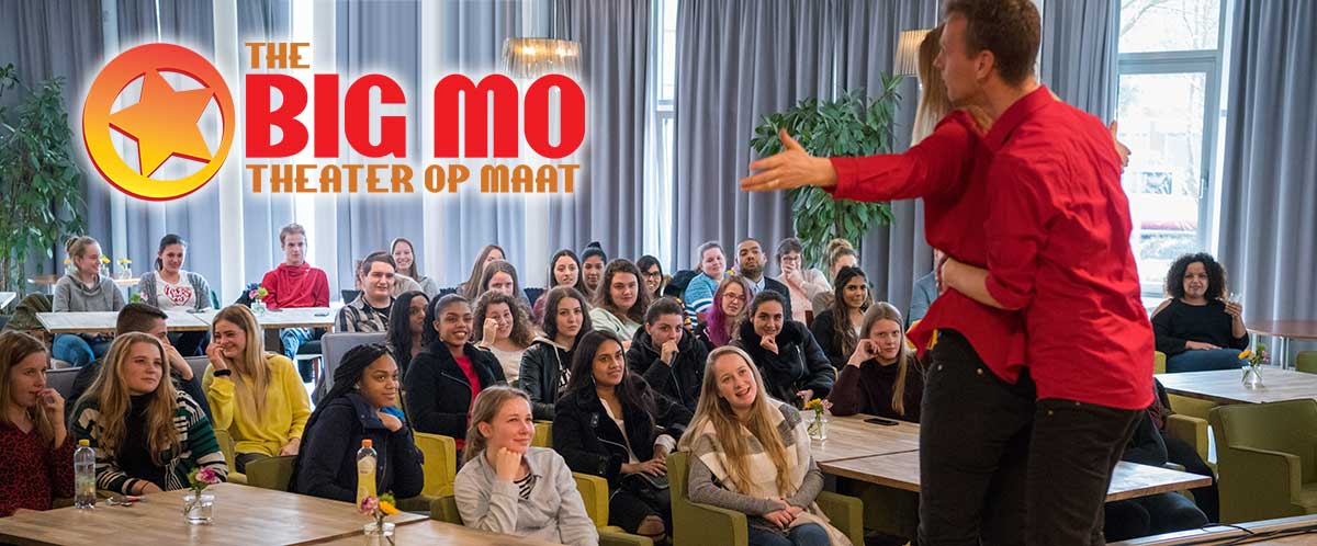 Acteurs van The Big Mo spelen voor een betrokken MBO-publiek tijdens een interactieve schoolvoorstelling