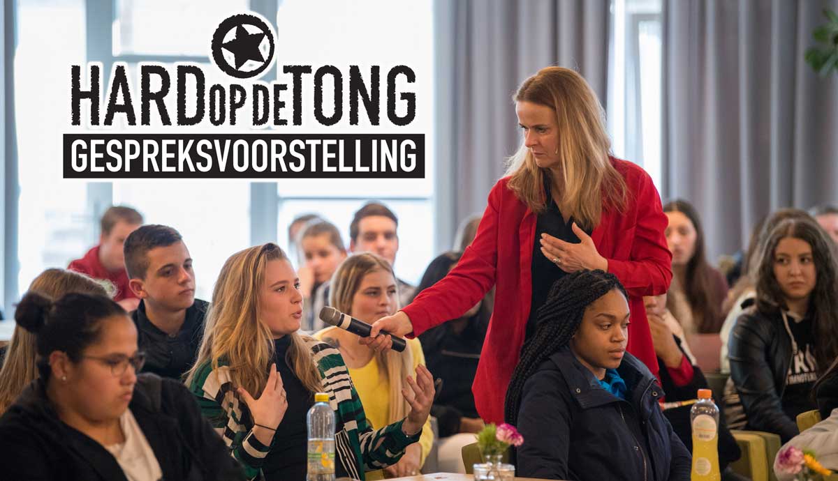 Leerlingen in gesprek met acteur tijdens Hard op de Tong interactieve theatervoorstelling