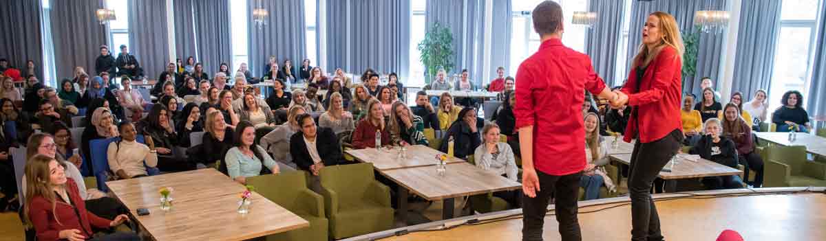 Interactieve theatervoorstelling Hard op de Tong jongeren kijken en denken mee
