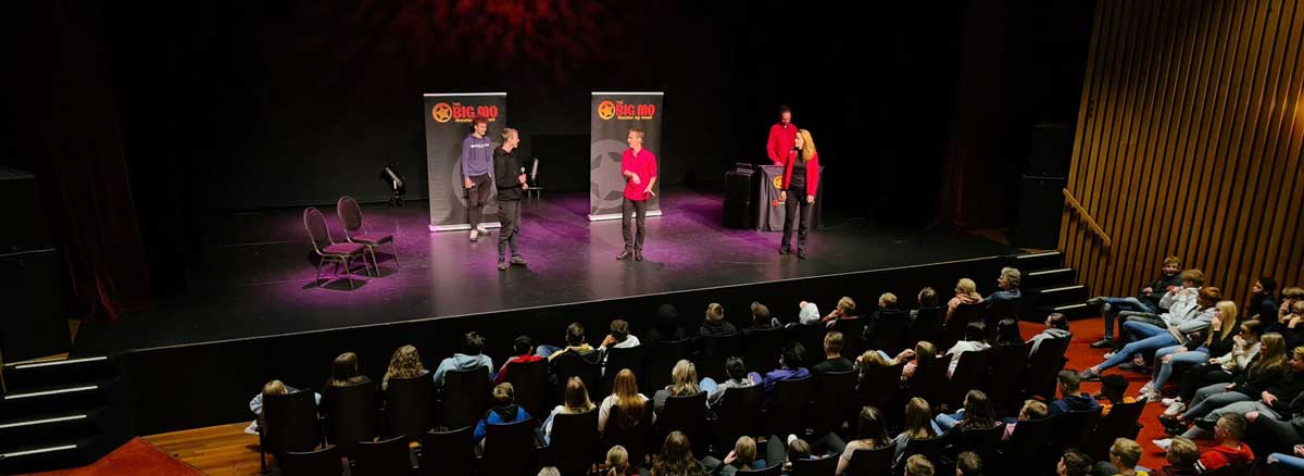 Leerlingen spelen mee en genieten tijdens CKV voorstelling The Big Mo Theater Show op cultuurdag in schouwburg.