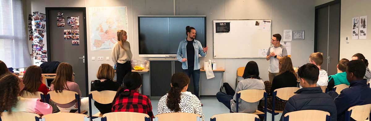 Acteurs en leerlingen in een rollenspel tijdens een interactieve schoolvoorstelling.