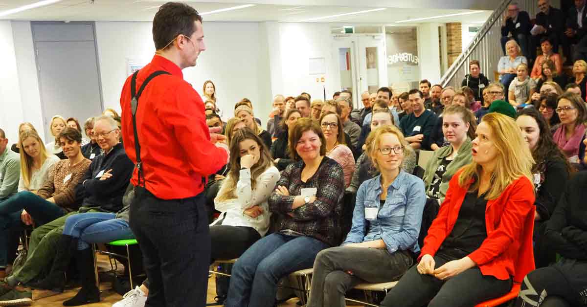 Acteurs bij studiedag voor docenten betrekken het publiek bij interactief theater