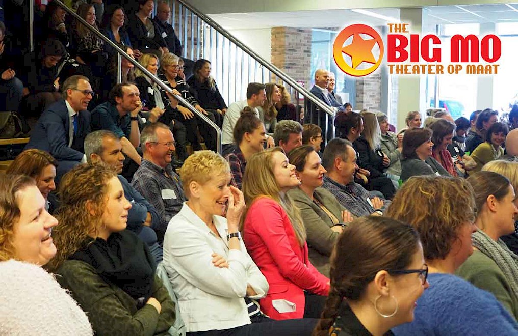 Docenten lachen en reflecteren samen tijdens interactieve studiedag met theater