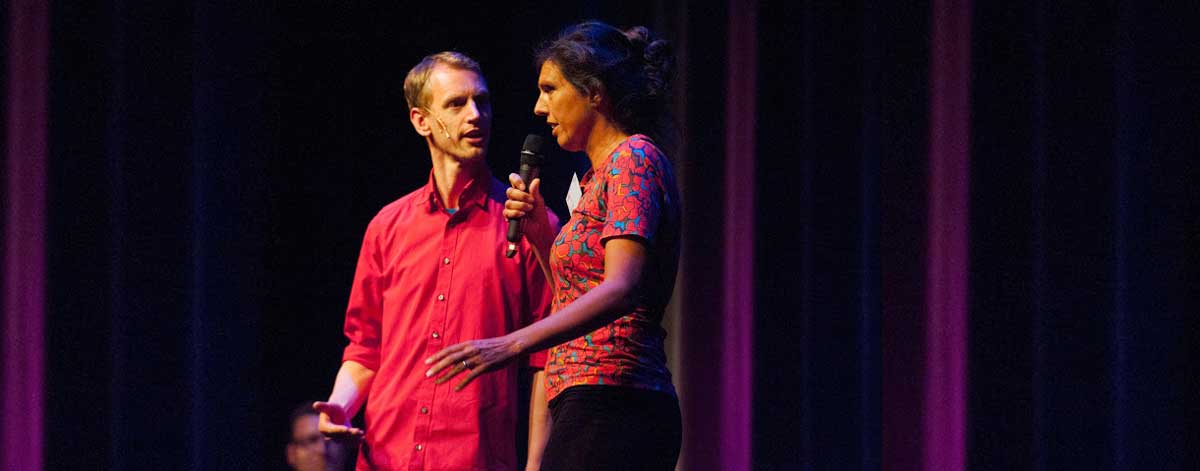 Docent speelt mee bij interactieve theatervoorstelling tijdens studiedag met schoolteam in voortgezet onderwijs