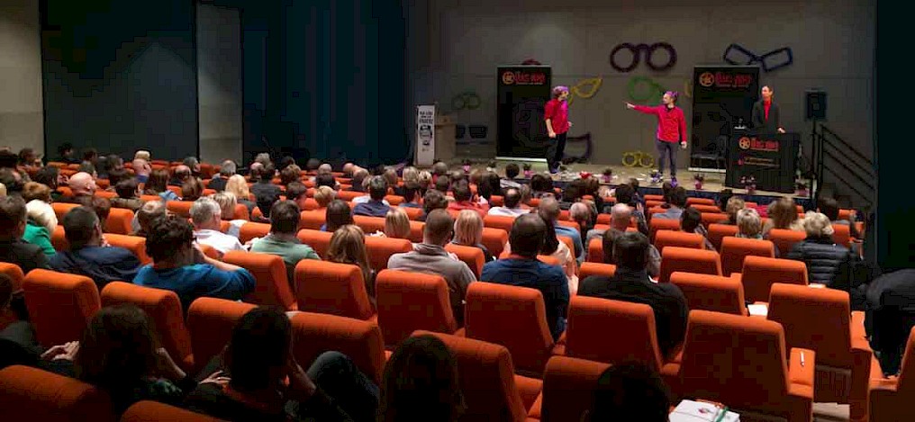 Groot onderwijsteam kijkt naar interactieve theaterscene van The Big Mo tijdens studiedag