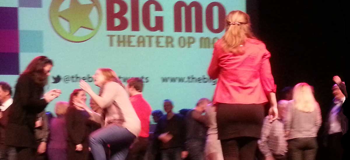 Docenten volgen een improvisatie-workshop tijdens studiedag in het PO en VO