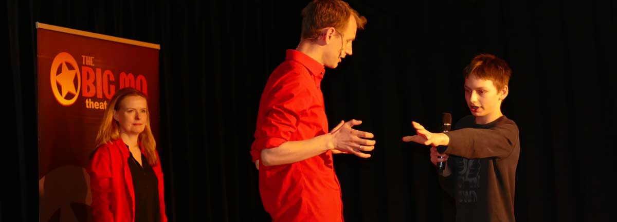 Improvisatie tijdens een schoolvoorstelling waarbij leerlingen actief meedoen aan het verhaal en meespelen met acteurs