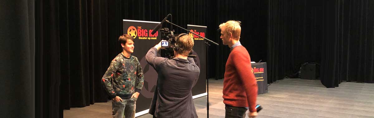 Na afloop van een interactieve schoolvoorstelling vertelt een trotse leerling over zijn rol