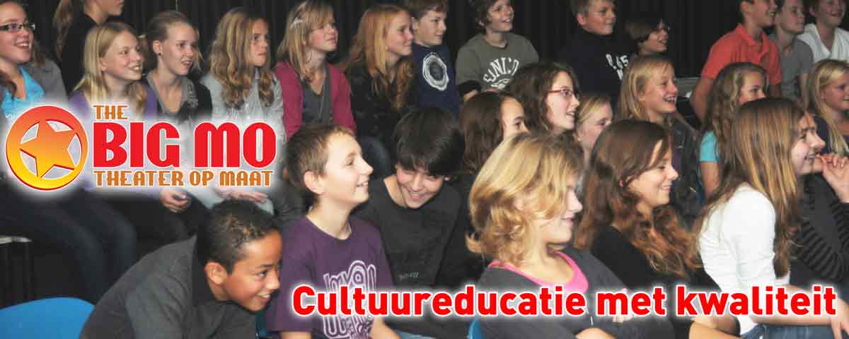 Leerlingen van het voortgezet onderwijs kijken aandachtig en met plezier naar een interactieve theatervoorstelling van The Big Mo als cultuureducatie