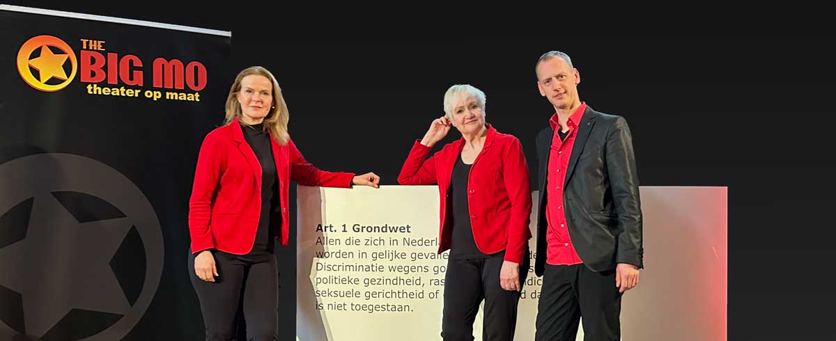 Acteurs tijdens theatervoorstelling als introductieprogramma gemeenteraad 